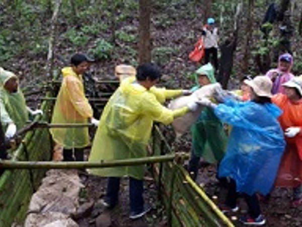 堰堤作り作業風景