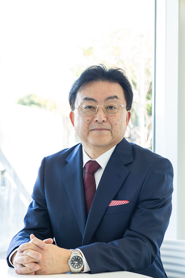 代表取締役社長　吉岡 圭一