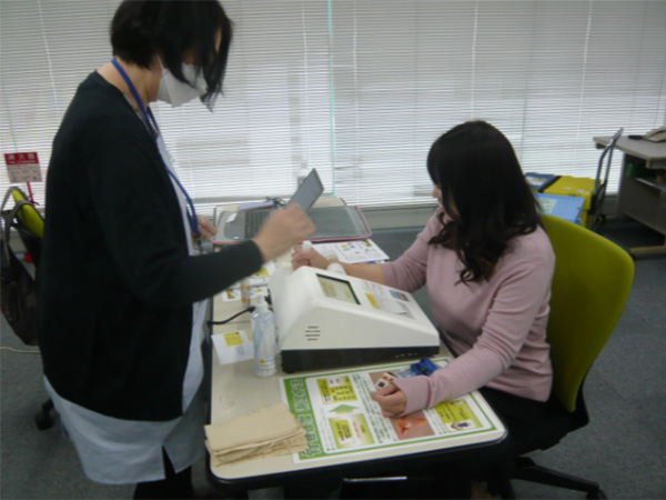 「骨健康度測定」の様子1