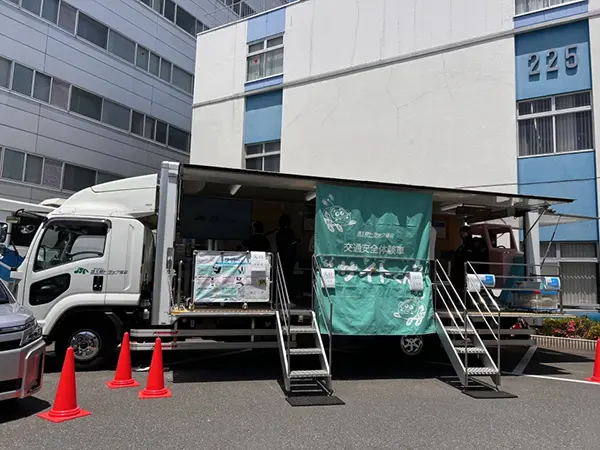 交通安全体験車　サイトくん（埼玉県トラック協会）